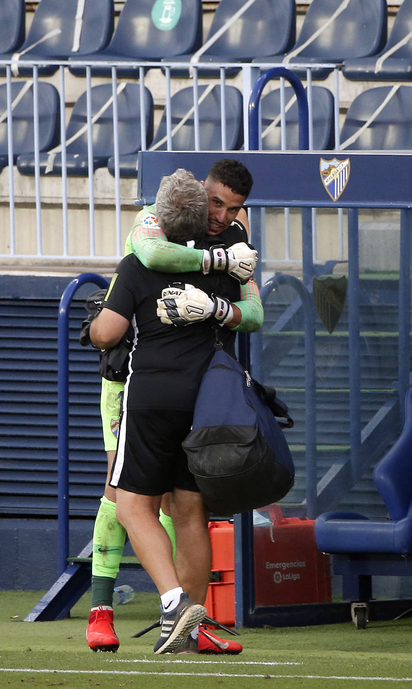 Munir se abraza con uno de los utilleros del Málaga, Juan Carlos Salcedo, tras la victoria ante el Deportivo.