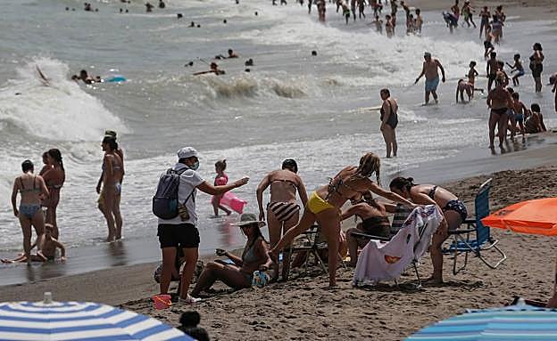 Imagen principal - «Estamos para ayudar, queremos que las personas se sientan seguras y cómodas en la playa»
