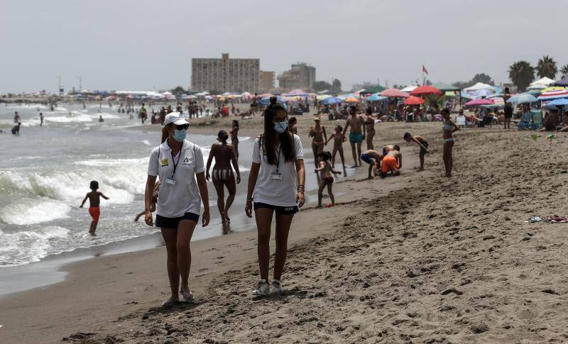 Estos nuevos 'vigilantes' informan sobre las medidas de seguridad contra el Covid-19 en las playas