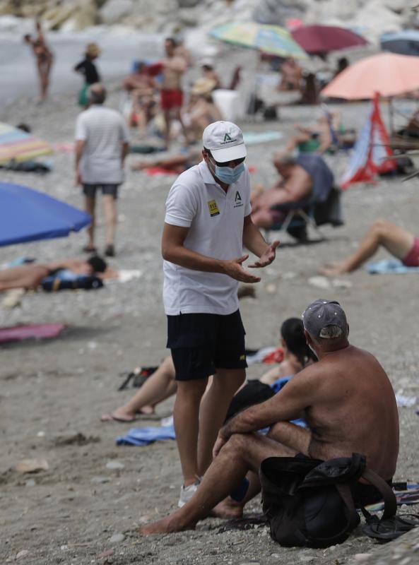 Estos nuevos 'vigilantes' informan sobre las medidas de seguridad contra el Covid-19 en las playas