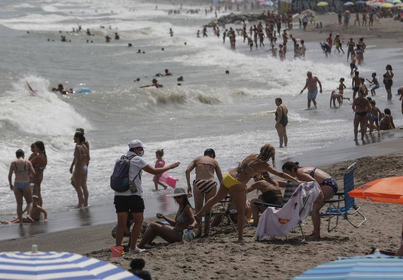 Estos nuevos 'vigilantes' informan sobre las medidas de seguridad contra el Covid-19 en las playas