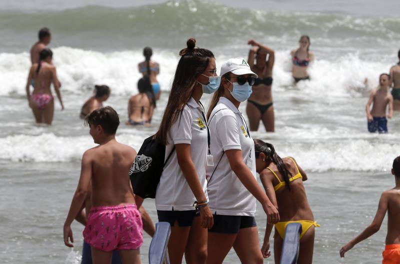 Estos nuevos 'vigilantes' informan sobre las medidas de seguridad contra el Covid-19 en las playas