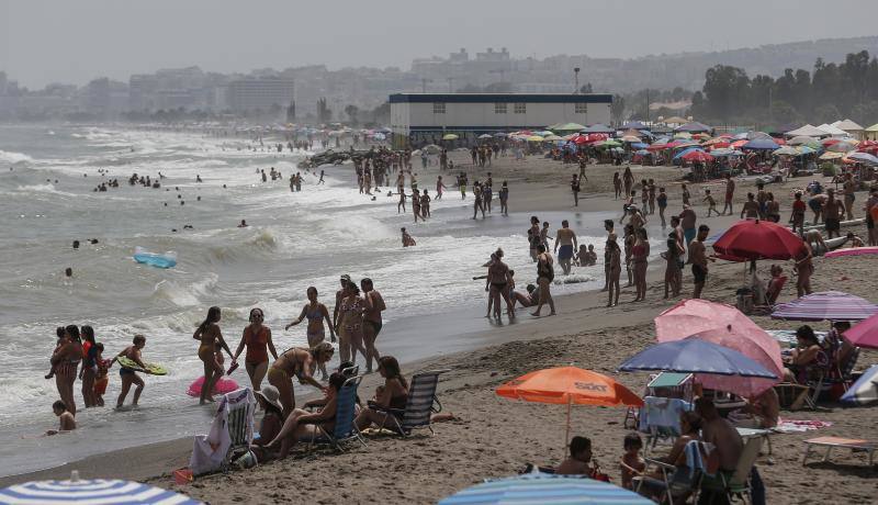 Estos nuevos 'vigilantes' informan sobre las medidas de seguridad contra el Covid-19 en las playas