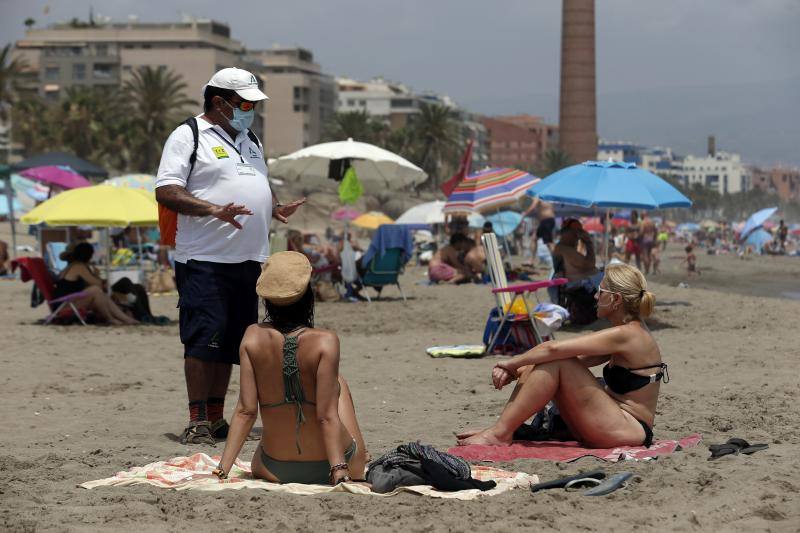 Estos nuevos 'vigilantes' informan sobre las medidas de seguridad contra el Covid-19 en las playas