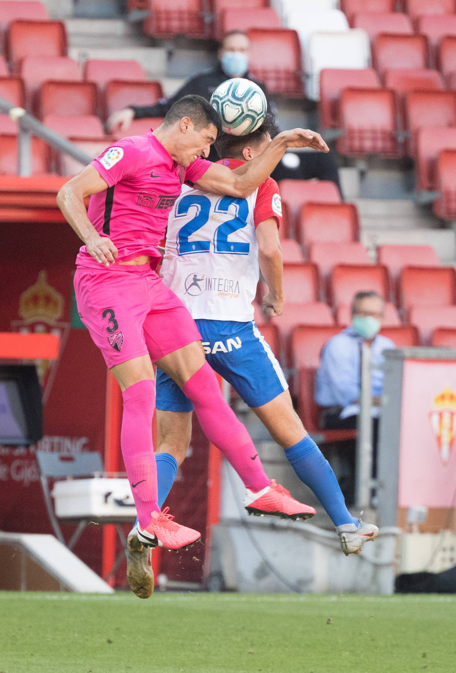 Derrota del Málaga en su visita al Sporting. 