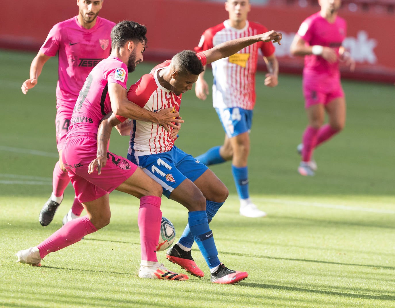 Derrota del Málaga en su visita al Sporting. 