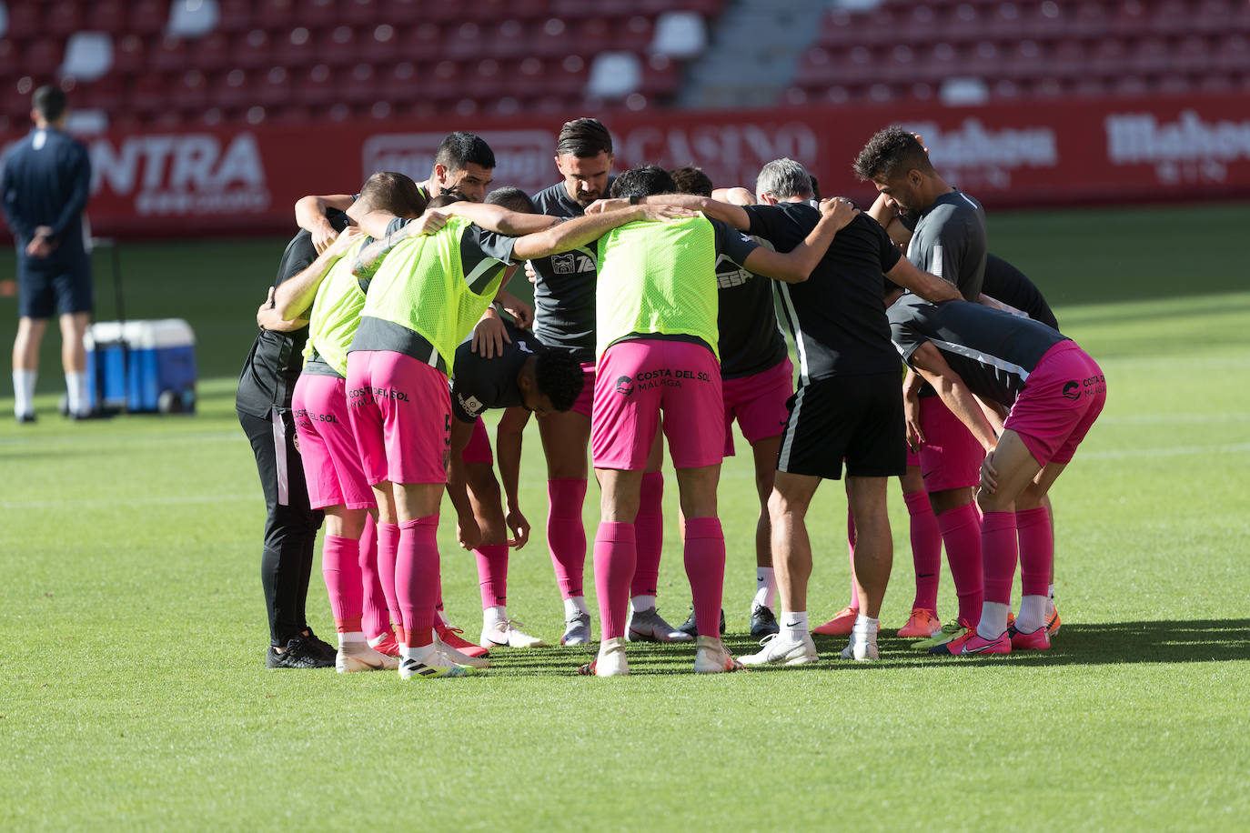 Derrota del Málaga en su visita al Sporting. 