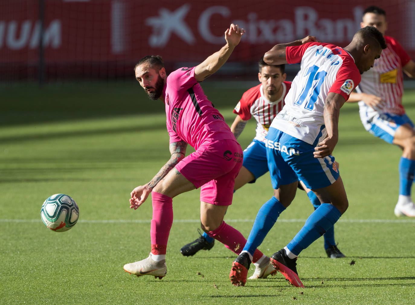 Derrota del Málaga en su visita al Sporting. 