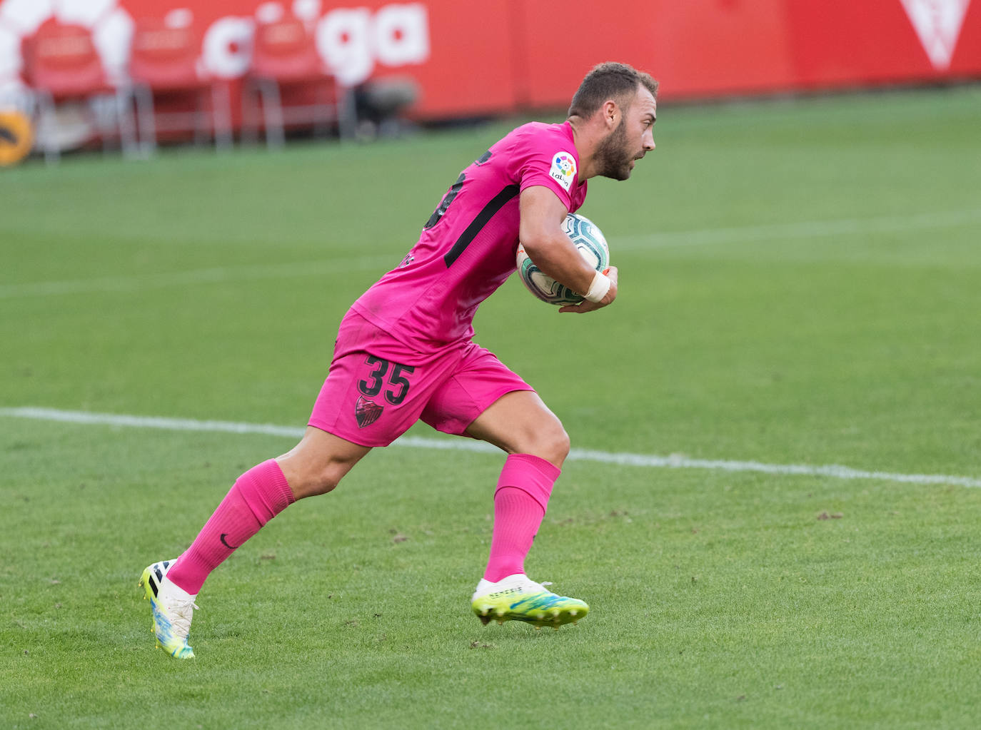 Derrota del Málaga en su visita al Sporting. 