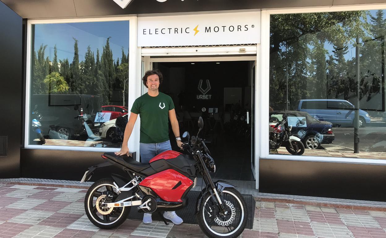 Santiago Díaz-Pache, con una de sus motos eléctricas frente a la tienda de Urbet en Marbella. 