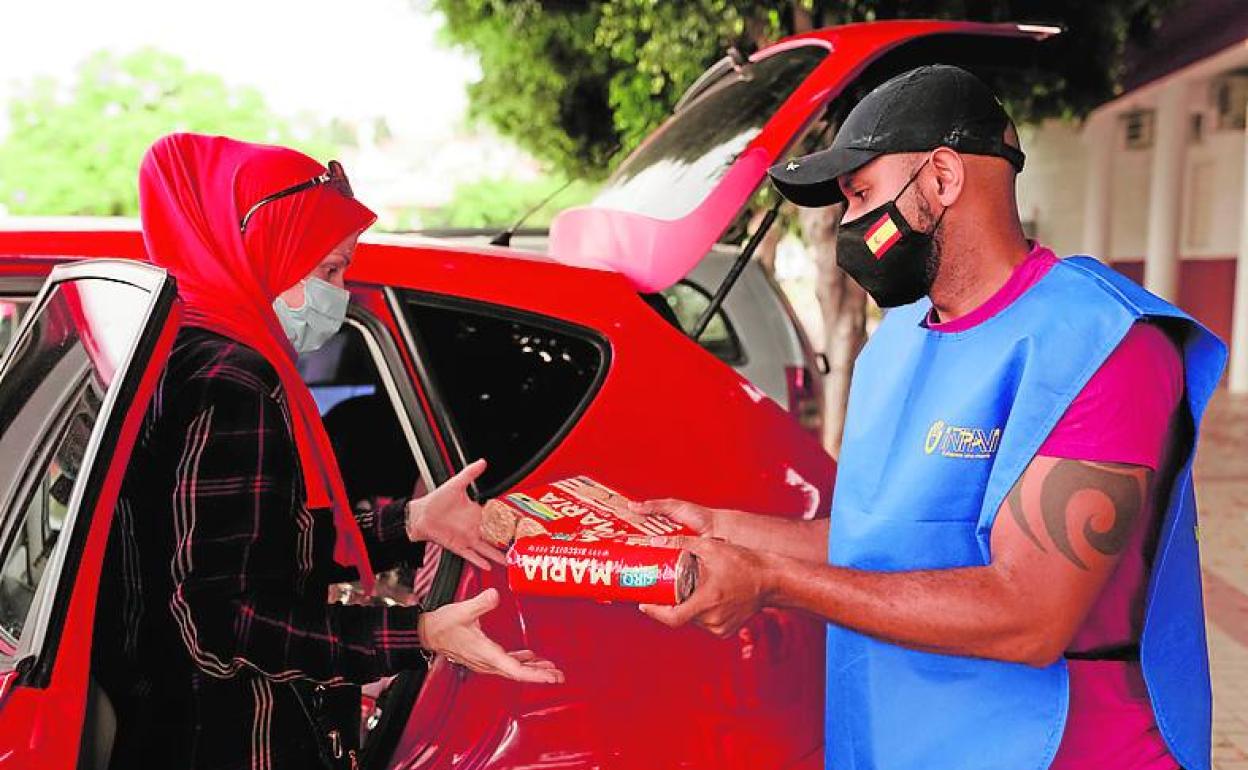 Reparto. Uno de los voluntarios entrega alimentos a una familia. 