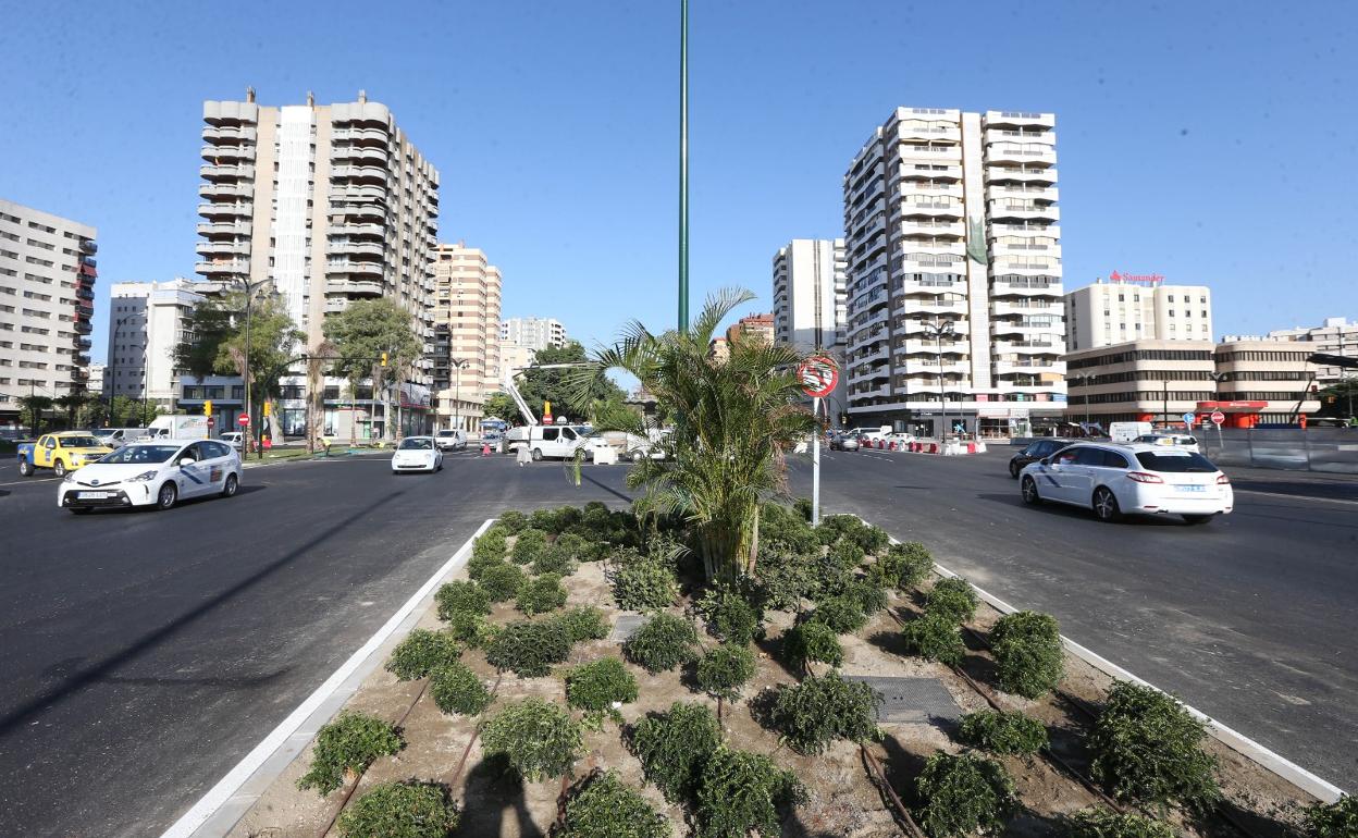 Mediana ajardinada frente a El Corte Inglés, en la nueva avenida de Andalucía. 