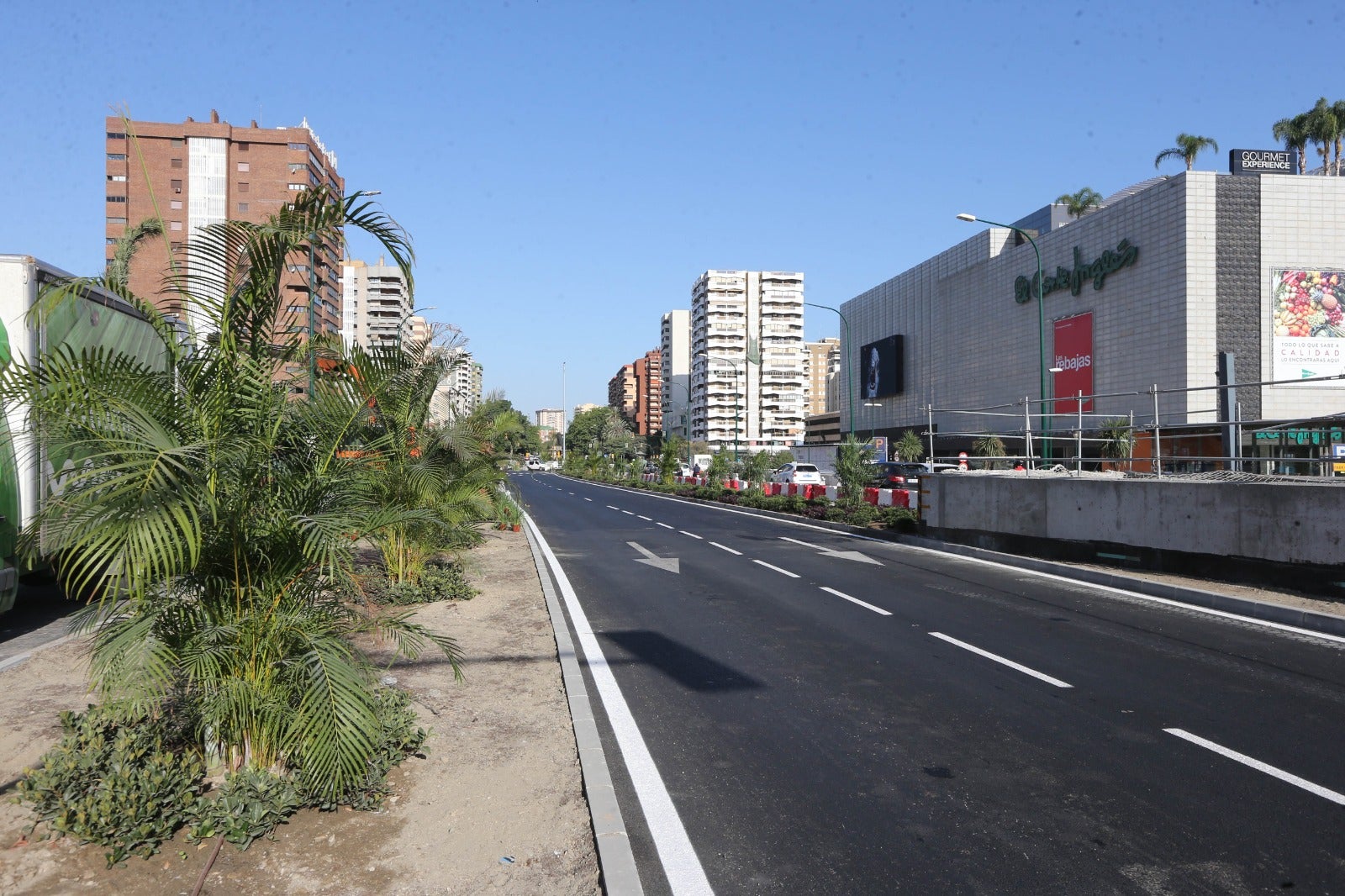 El viernes, 17 de julio, será una de esas fechas que se inscriben en las efemérides malagueñas. Ese día, más de diez años después de la primera ocupación por las obras del metro, se dará por terminada la reposición en superficie de la avenida de Andalucía.