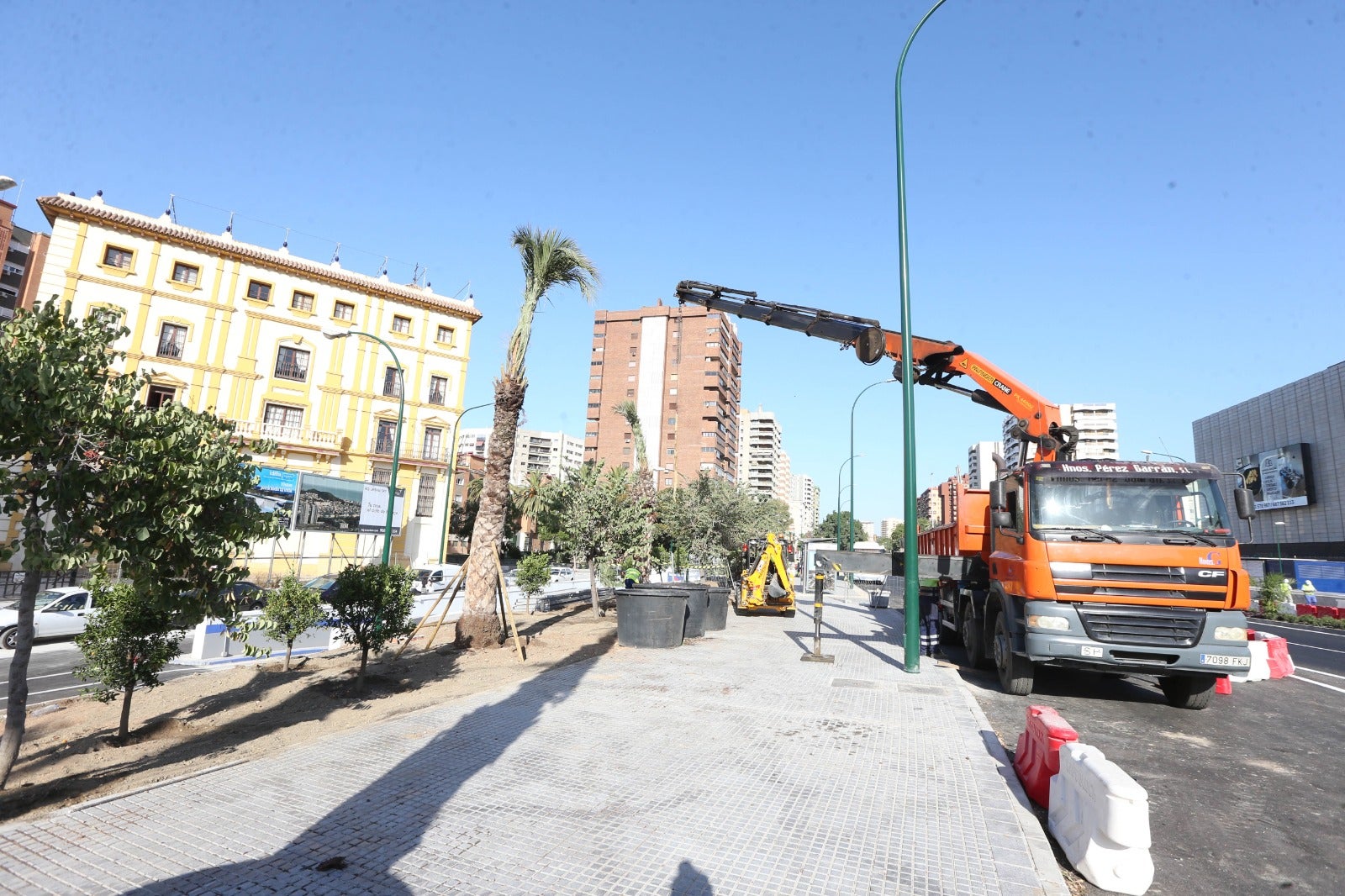 El viernes, 17 de julio, será una de esas fechas que se inscriben en las efemérides malagueñas. Ese día, más de diez años después de la primera ocupación por las obras del metro, se dará por terminada la reposición en superficie de la avenida de Andalucía.