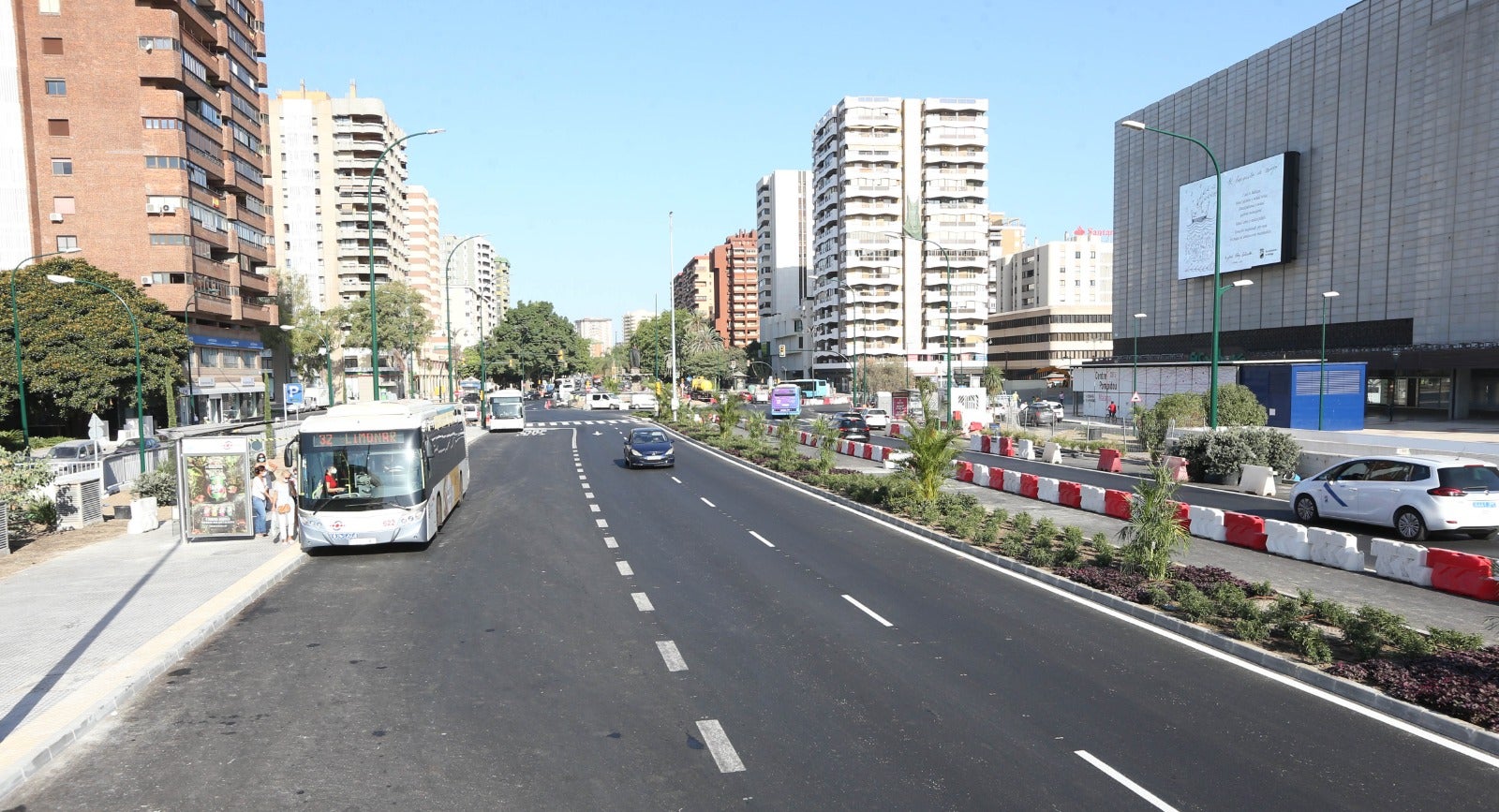 El viernes, 17 de julio, será una de esas fechas que se inscriben en las efemérides malagueñas. Ese día, más de diez años después de la primera ocupación por las obras del metro, se dará por terminada la reposición en superficie de la avenida de Andalucía.