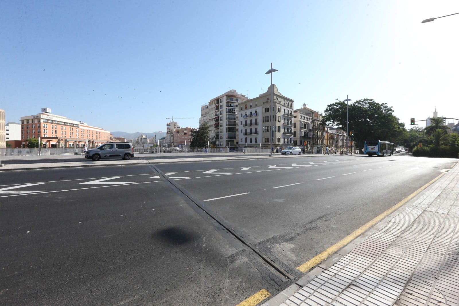 El viernes, 17 de julio, será una de esas fechas que se inscriben en las efemérides malagueñas. Ese día, más de diez años después de la primera ocupación por las obras del metro, se dará por terminada la reposición en superficie de la avenida de Andalucía.