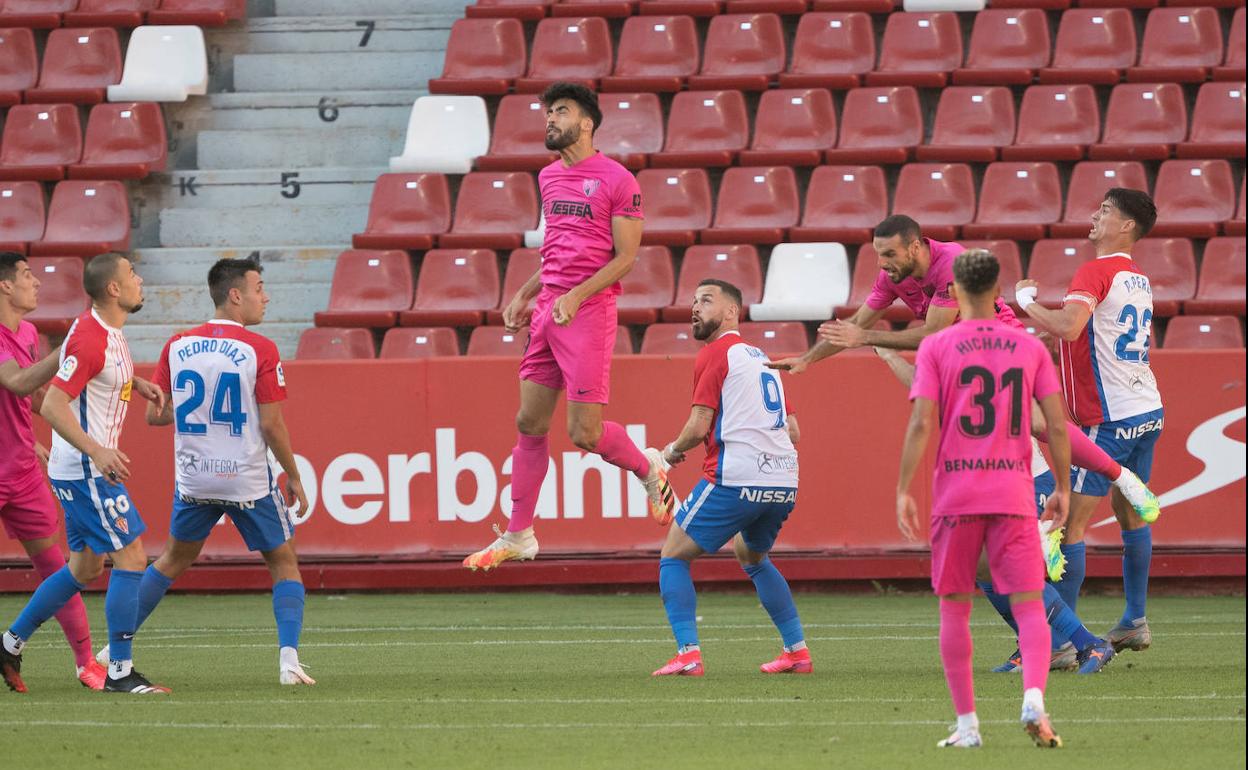 El Málaga rompe su racha defensiva y cae ocho jornadas después