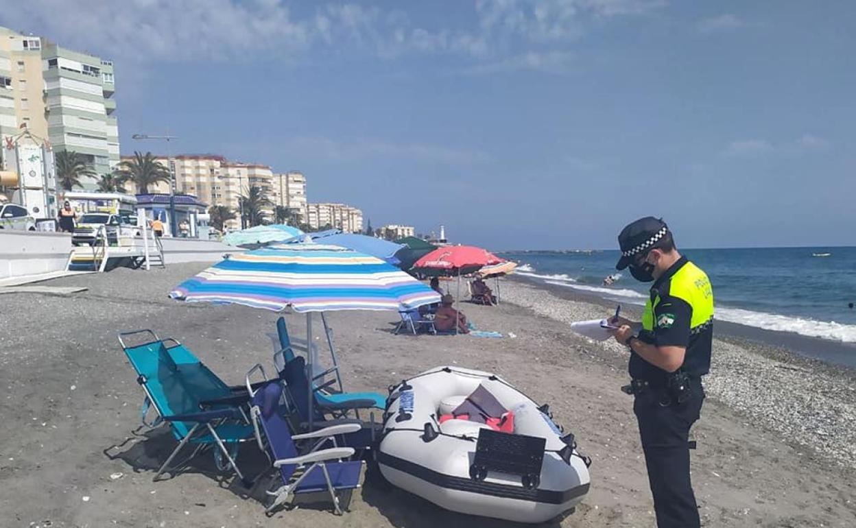 Un policía local, en la vigilancia de la playa de Ferrara. 
