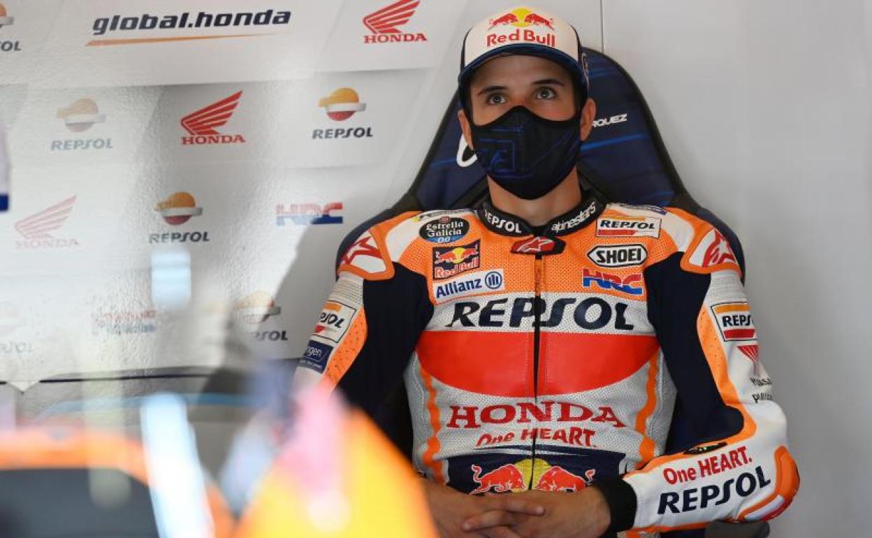 Álex Márquez se cubre con una mascarilla en el box del Repsol Honda. 