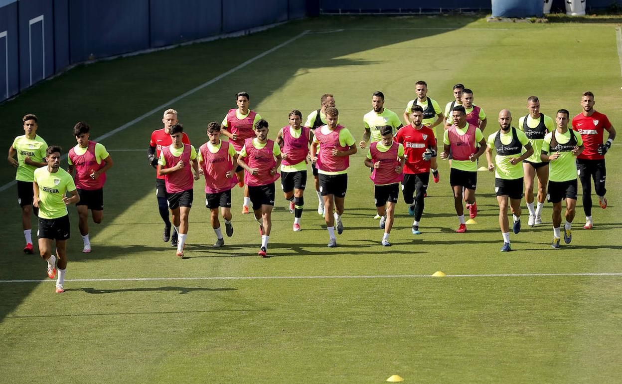 Jugadores del Málaga, durante uno de los entrenamientos de esta semana para preparar el partido contra el Alcorcón.