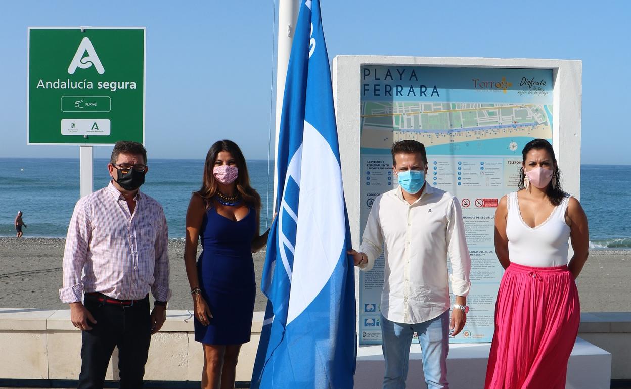 Acto de izada de la bandera azul en la playa torroxeña de Ferrara.