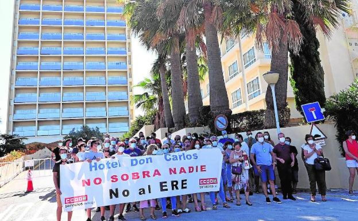Concentración de trabajadores ante el hotel. 