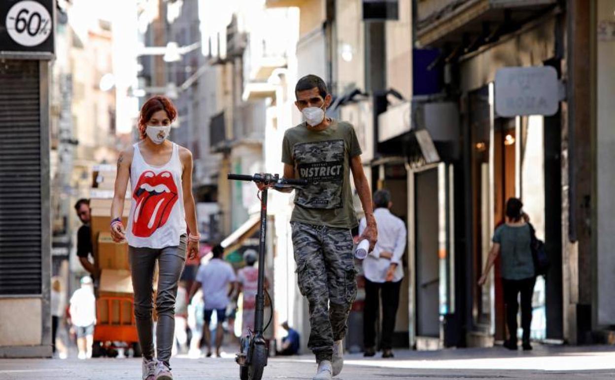 Personas paseando en Lleida 