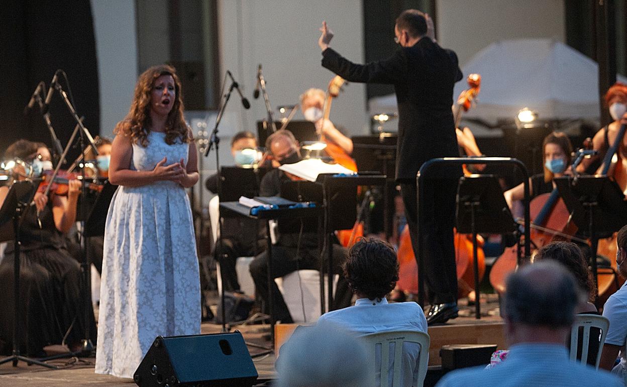 Berna Perles, en el concierto de anoche con la OFM en los jardines de la Térmica. 