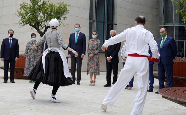 Felipe VI y la reina Letizia son recibidos con un aurresku a su llegada al Museo Guggenheim de Bilbao