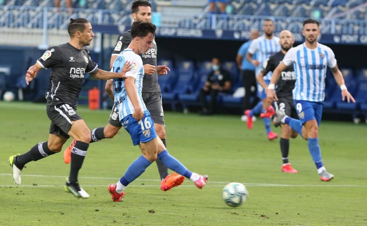 Juanpi, en el momento de su definición para batir a Dani Jiménez del Alcorcón y por el 1-0 del partido.