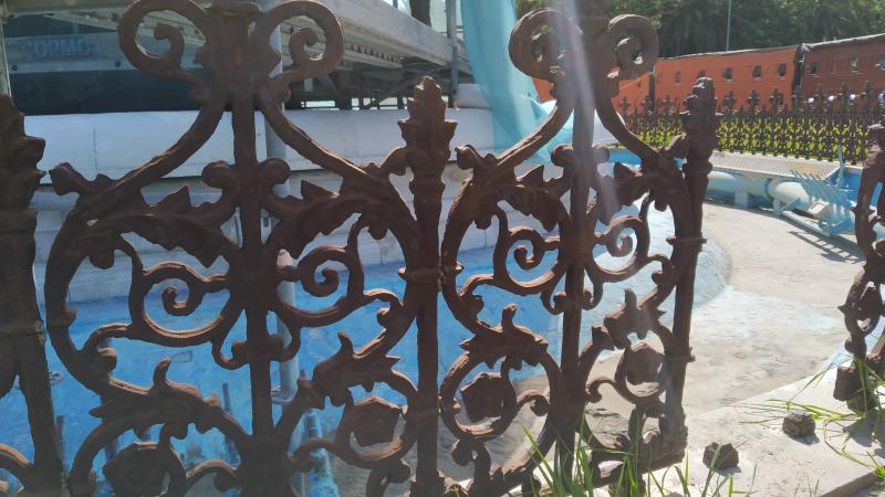 El Ayuntamiento saca lustre a una de las fuentes más emblemáticas de Málaga, fundida en el siglo XIX en Francia y que antes estuvo en las hoy plazas de la Constitución y de la Marina