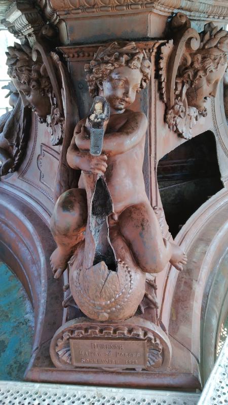 El Ayuntamiento saca lustre a una de las fuentes más emblemáticas de Málaga, fundida en el siglo XIX en Francia y que antes estuvo en las hoy plazas de la Constitución y de la Marina