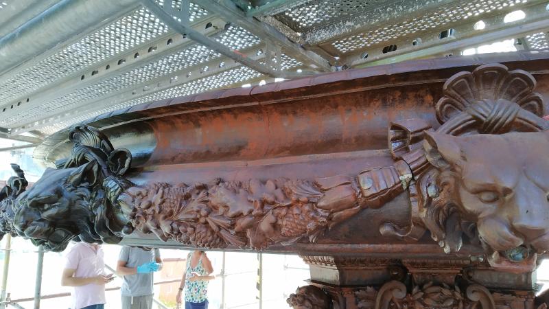 El Ayuntamiento saca lustre a una de las fuentes más emblemáticas de Málaga, fundida en el siglo XIX en Francia y que antes estuvo en las hoy plazas de la Constitución y de la Marina