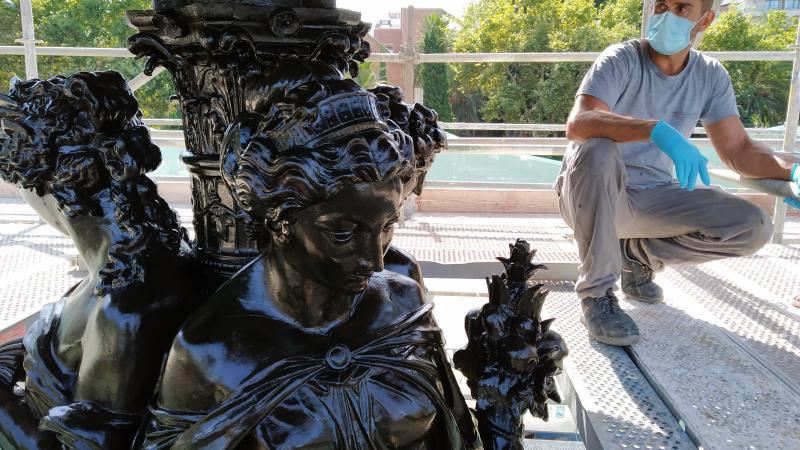 El Ayuntamiento saca lustre a una de las fuentes más emblemáticas de Málaga, fundida en el siglo XIX en Francia y que antes estuvo en las hoy plazas de la Constitución y de la Marina