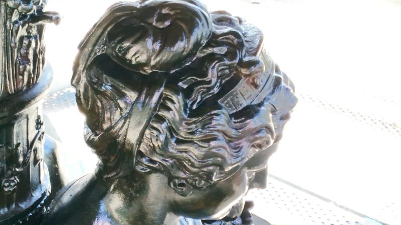 El Ayuntamiento saca lustre a una de las fuentes más emblemáticas de Málaga, fundida en el siglo XIX en Francia y que antes estuvo en las hoy plazas de la Constitución y de la Marina