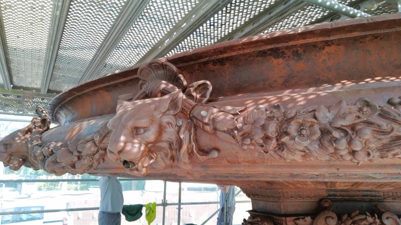 El Ayuntamiento saca lustre a una de las fuentes más emblemáticas de Málaga, fundida en el siglo XIX en Francia y que antes estuvo en las hoy plazas de la Constitución y de la Marina