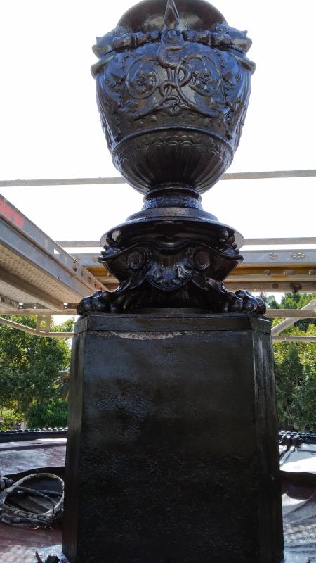 El Ayuntamiento saca lustre a una de las fuentes más emblemáticas de Málaga, fundida en el siglo XIX en Francia y que antes estuvo en las hoy plazas de la Constitución y de la Marina