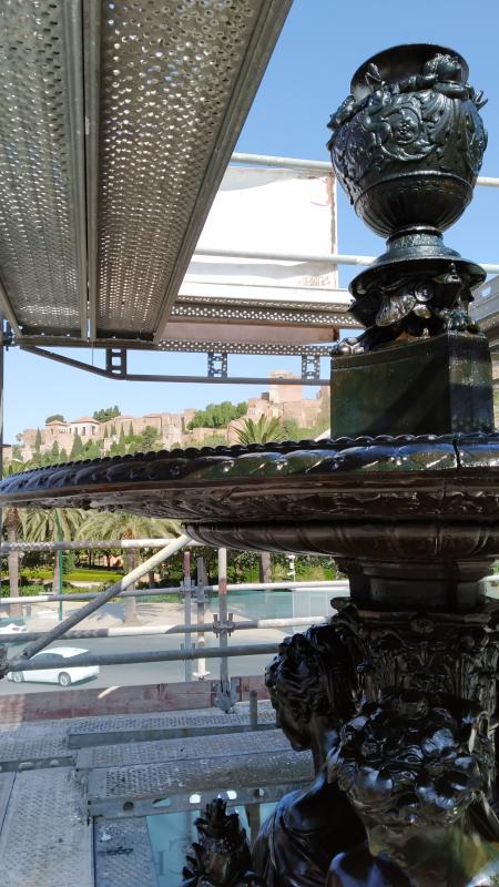 El Ayuntamiento saca lustre a una de las fuentes más emblemáticas de Málaga, fundida en el siglo XIX en Francia y que antes estuvo en las hoy plazas de la Constitución y de la Marina