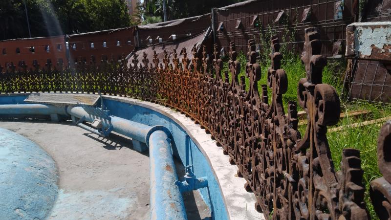 El Ayuntamiento saca lustre a una de las fuentes más emblemáticas de Málaga, fundida en el siglo XIX en Francia y que antes estuvo en las hoy plazas de la Constitución y de la Marina