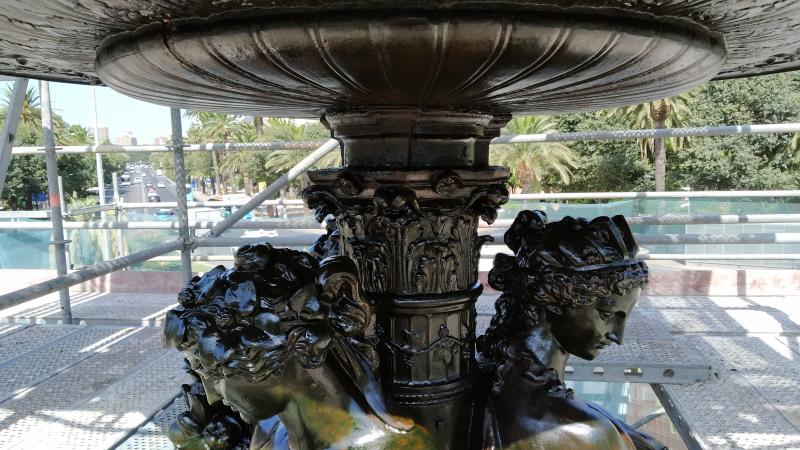 El Ayuntamiento saca lustre a una de las fuentes más emblemáticas de Málaga, fundida en el siglo XIX en Francia y que antes estuvo en las hoy plazas de la Constitución y de la Marina