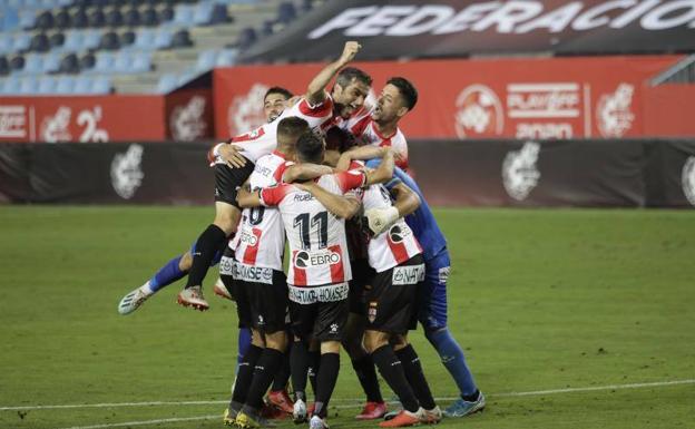 Imagen principal - El Logroñés asciende a Segunda División en La Rosaleda