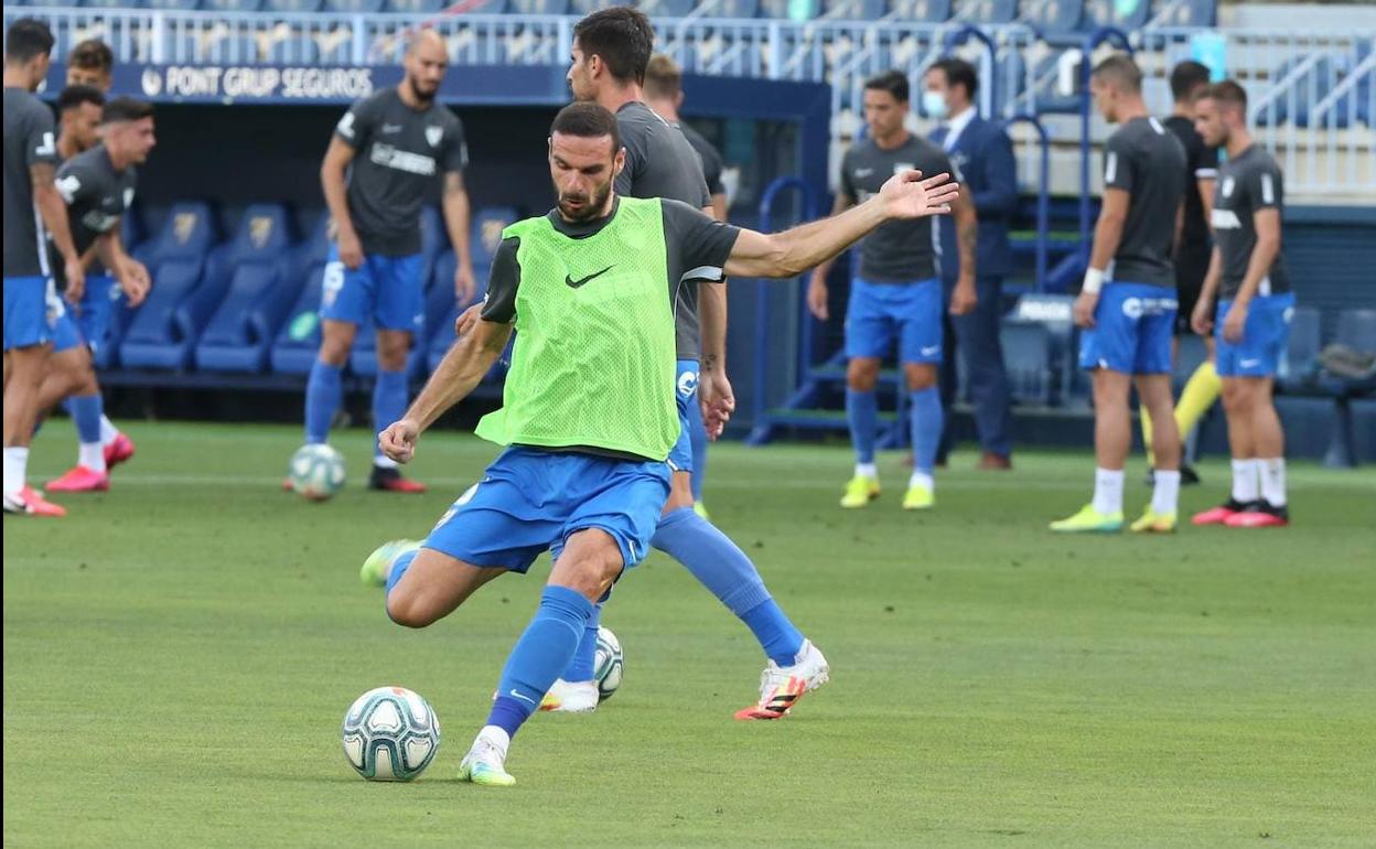 Lombán, durante el calentamiento del partido del pasado viernes ante el Alcorcón. 