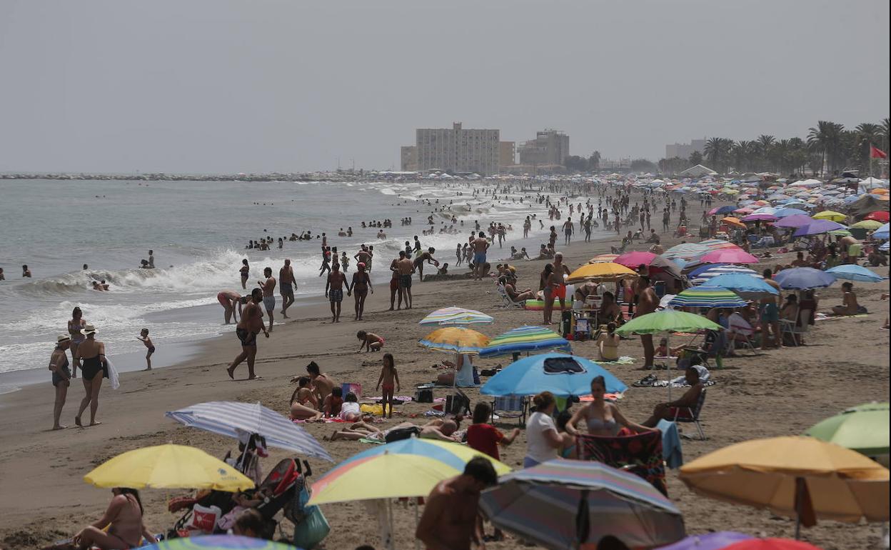 Playa concurrida en la capital, en una imagen de archivo.
