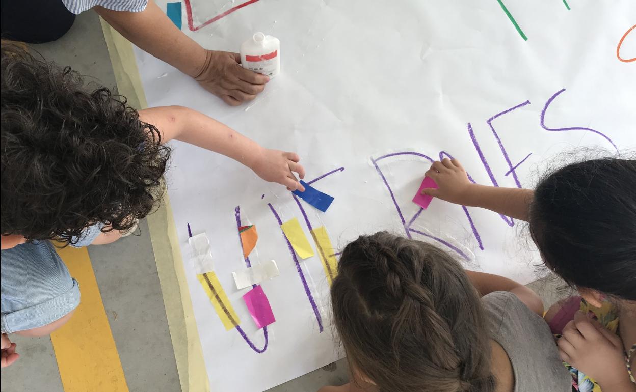 Niños de infantil aprenden los días de la semana. 
