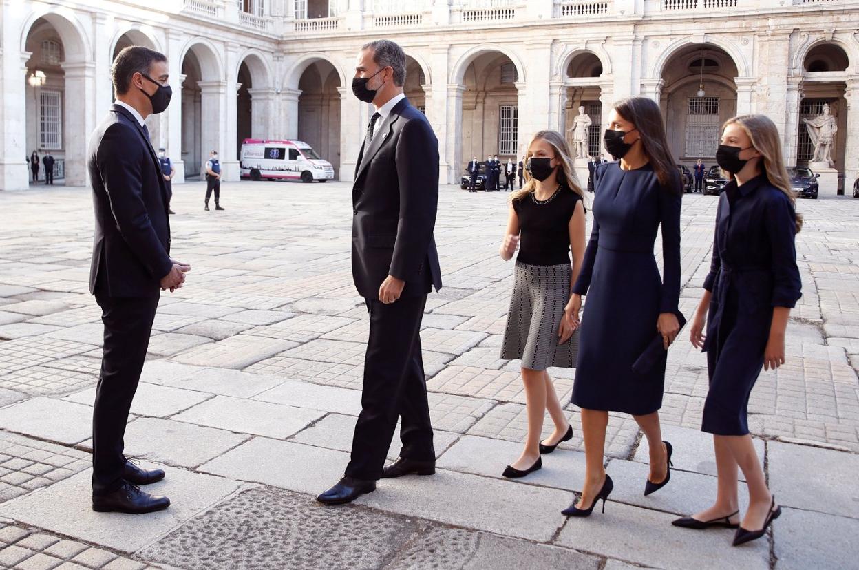 El Rey y el presidente del Gobierno conversan tras el acto de homenaje a las víctimas de la Covid-19 del pasado jueves . 