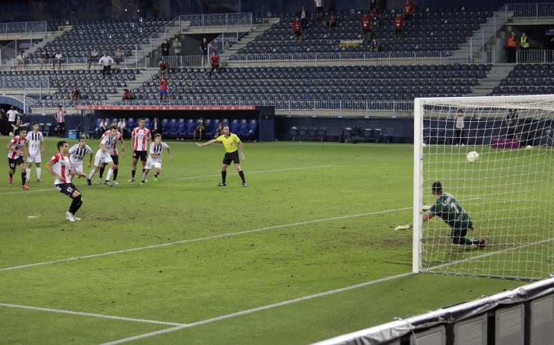 Penalti a favor del Logroñés frente al Castellón, una de las dos finales entre campeones de Segunda B en busca del ascenso a LaLiga Smartbank en el estadio de La Rosaleda.