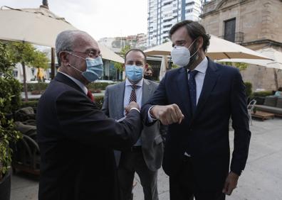 Imagen secundaria 1 - El alcalde contestó al final del acto que quiere agotar los cuatro años de mandato. Saludo al director general de SUR, Antonio González, en presencia de Castillo. De la Torre conversa con el portavoz socialista, Dani Pérez, que asistió al encuentro