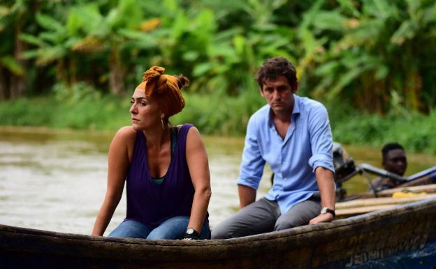 Candela Peña y Raúl Arévalo en 'Black Beach'.