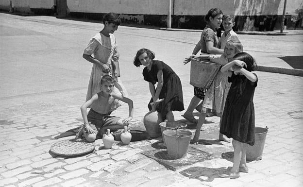 Acopio de agua potable tomándola directamente de la red de abastecimiento público. Verano de 1951.