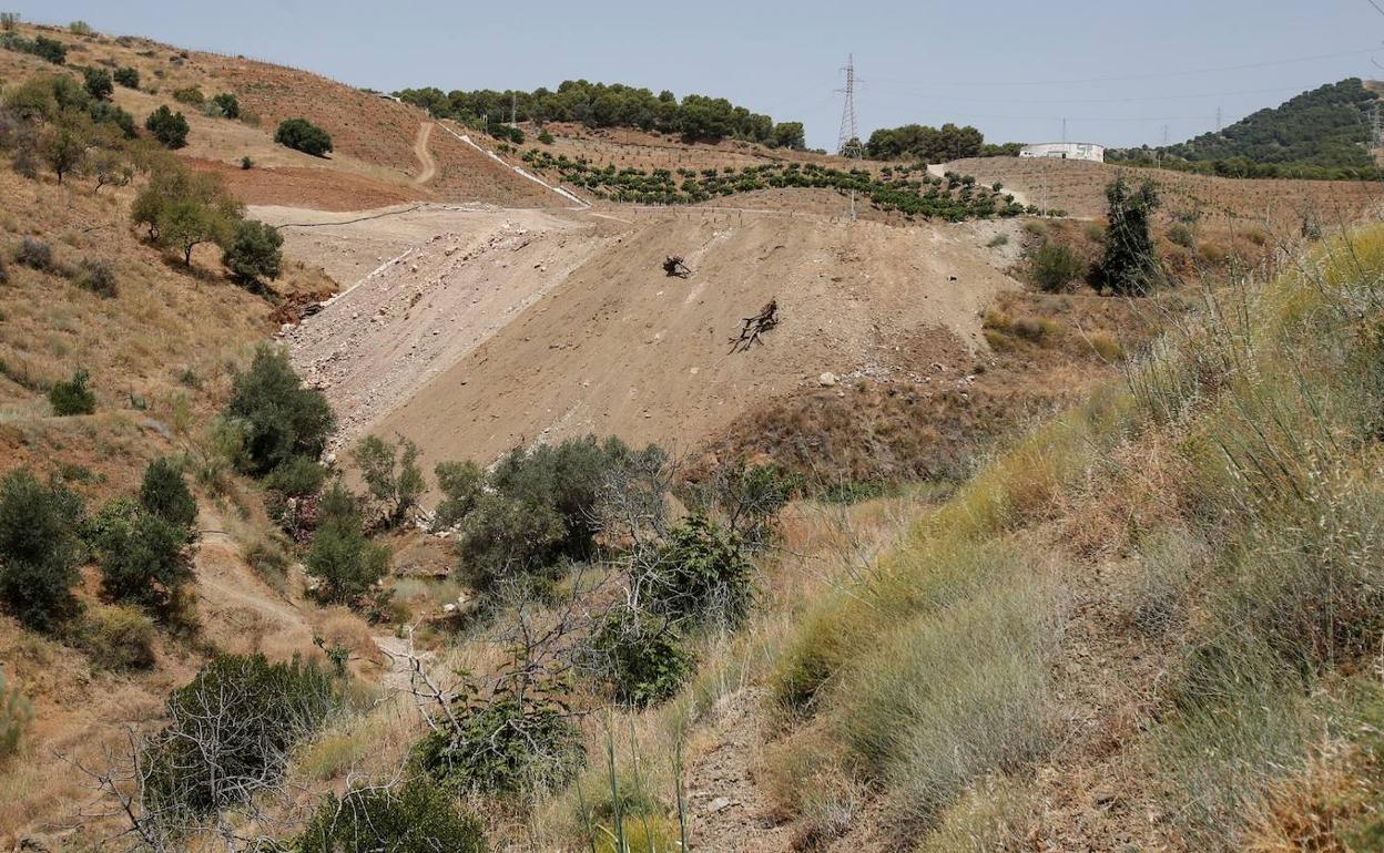 El movimiento de tierras ha cegado parte de un arroyo. 